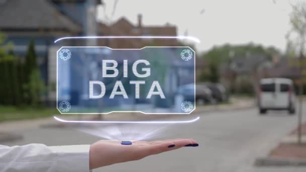 Mano femminile mostrando ologramma Big Data — Video Stock