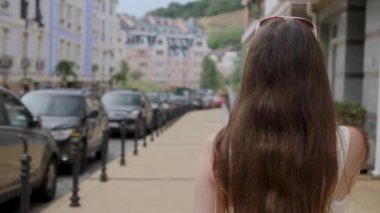 Sokakta yürüyen bir kadın