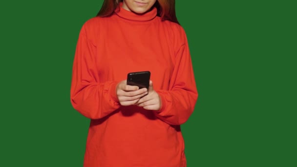 Giovane donna in chiave cromatica rossa — Video Stock
