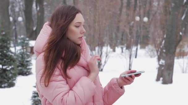 Рыжая девушка с голограммой 6G — стоковое видео