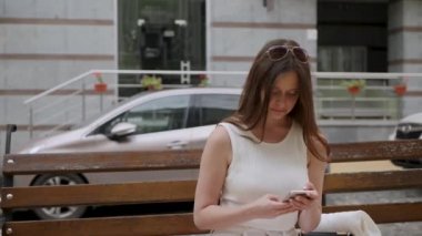 Genç Kadın Akıllı Telefon Kullan