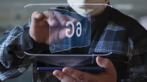 Vieil homme montre l'hologramme avec le texte 6G — Video