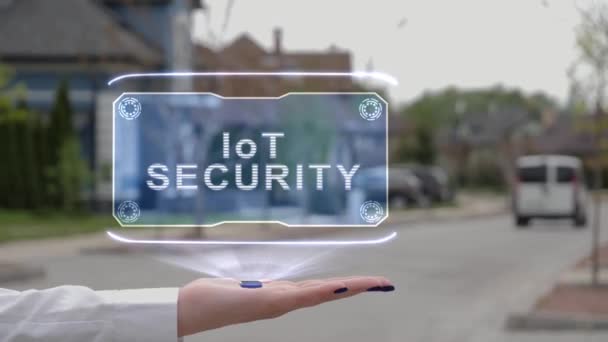 Mano femenina mostrando holograma IoT SECURITY — Vídeos de Stock