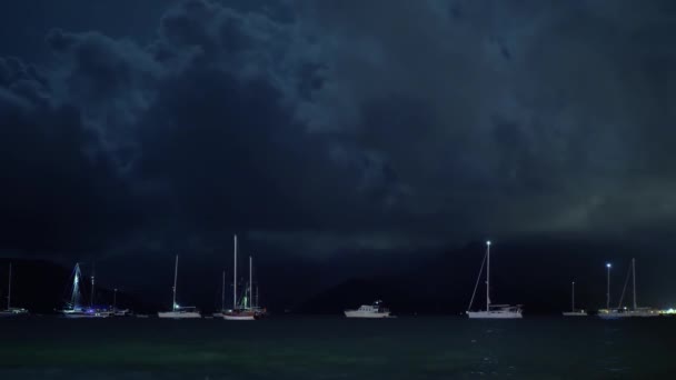 Яхты и лодки в ночном море — стоковое видео