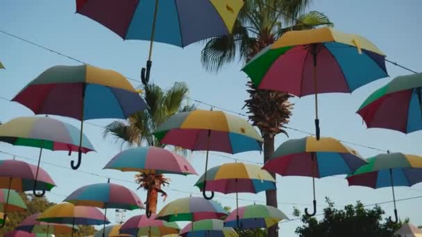 Dekoracja kolorowe parasole — Wideo stockowe