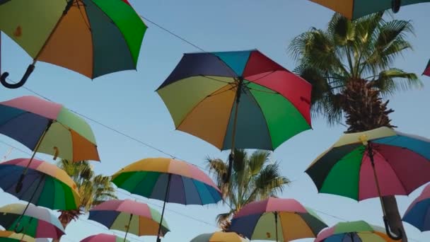 Декорування барвистих парасольок — стокове відео