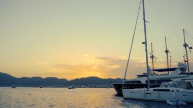 Kenetlenmiş yatlar yelkenliler