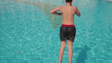 Havuza atlayan adam.