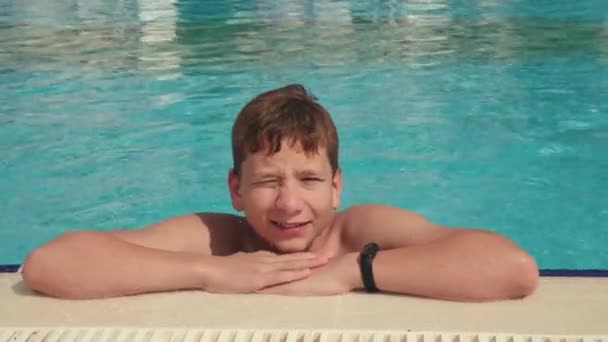 Adolescente en piscina — Vídeos de Stock