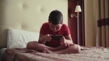 Küçük çocuk internette oynuyor.