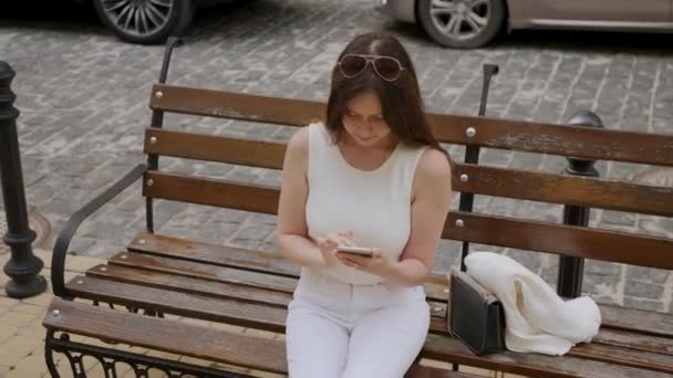 Junge Frau nutzt Smartphone — Stockvideo