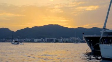 Kenetlenmiş yatlar yelkenliler