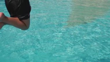 Havuza atlayan adam.