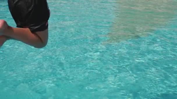 Chico saltando en la piscina — Vídeos de Stock