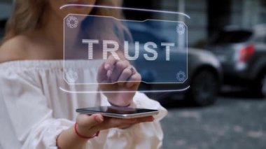 Sarışın HUD hologramıyla etkileşim içinde