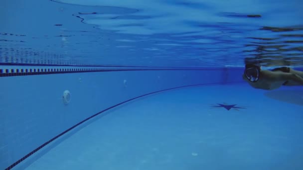 Joven nadando bajo el agua — Vídeos de Stock