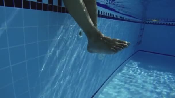 Pernas masculinas na piscina — Vídeo de Stock