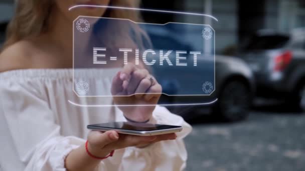 Rubia interactúa HUD holograma E-ticket — Vídeo de stock