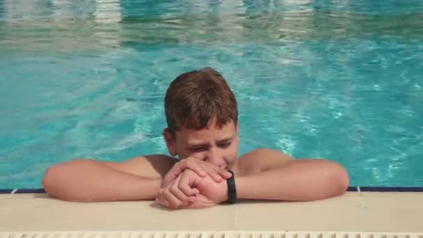 Adolescente na piscina — Vídeo de Stock