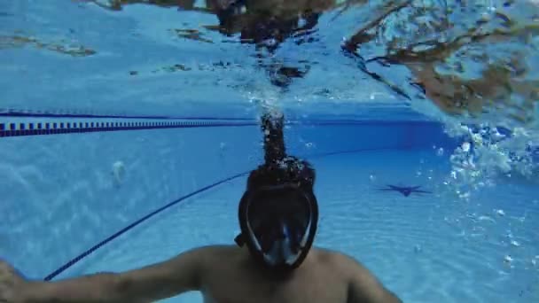 Jeune homme nageant sous l'eau — Video