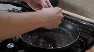 Erkek eller tavada yumurta pişirir. Bu rehber, yemek pişirme becerilerini geliştirmek isteyen yeni başlayanlar için mükemmel.