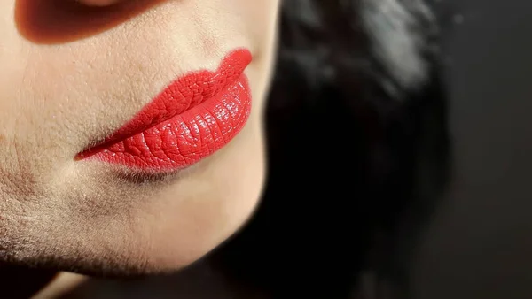 Parte Inferior Cara Femenina Con Labios Rojos Sobre Fondo Oscuro —  Fotos de Stock