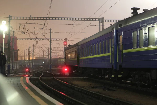 Нічний Потяг Вночі Рейках Біля Станції — стокове фото