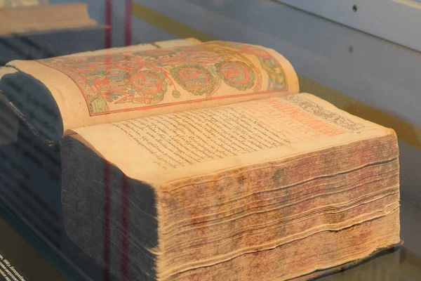 Het Oude Manuscript Staat Open Een Tafel Onder Glas Met — Stockfoto