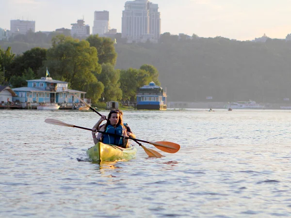 Watersport Van Mensen Rivier Dnipro Kiev Oekraïne Die Een Boot — Stockfoto