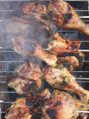 Sebze ve otlarla dolu tabakta ızgara hazır domuz eti.