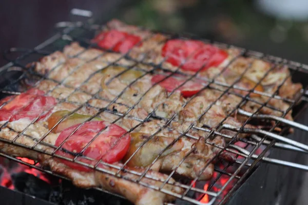 Outdoor Barbecue Een Metalen Gaas Met Tomaat — Stockfoto