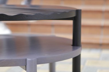 Bulanık arkaplanı olan modern ahşap bir bank..