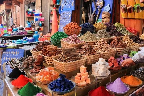 Przyprawy i zapachy marokaskie w Marakeszu na targu Dzamma Al-Fina
