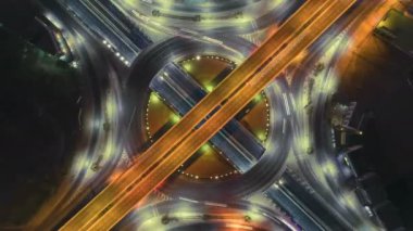 Bangkok, Tayland 4-yol stop sokak kavşak daire kavşak gece şehir trafiğinin Hyperlapse timelapse. 4k Uhd yatay hava görünümü.
