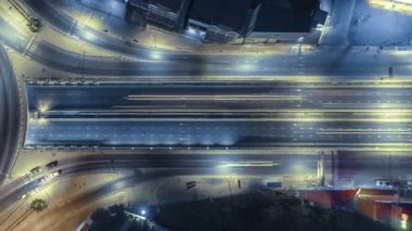 Bangkok, Tayland 4-yol stop sokak kavşak daire kavşak gece şehir trafiğinin Hyperlapse timelapse. 4k Uhd yatay hava görünümü.