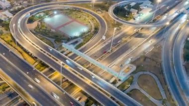 Bangkok, Tayland 4-yol stop sokak kavşak daire kavşak gece şehir trafiğinin Hyperlapse timelapse. 4k Uhd yatay hava görünümü.