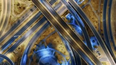 Bangkok, Tayland 4-yol stop sokak kavşak daire kavşak gece şehir trafiğinin Hyperlapse timelapse. 4k Uhd yatay hava görünümü.