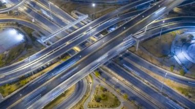 Bangkok, Tayland 4-yol stop sokak kavşak daire kavşak gece şehir trafiğinin Hyperlapse timelapse. 4k Uhd yatay hava görünümü.