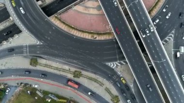 Bangkok, Tayland 4-yol stop sokak kavşak daire kavşak gece şehir trafiğinin Hyperlapse timelapse. 4k Uhd yatay hava görünümü.