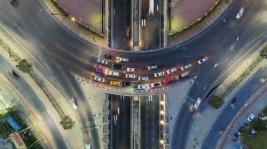 Bangkok, Tayland 4-yol stop sokak kavşak daire kavşak gece şehir trafiğinin Hyperlapse timelapse. 4k Uhd yatay hava görünümü.