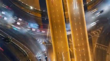 Bangkok, 4k Uhd yatay hava görünümünde 4 yönlü stop sokak kavşak daire kavşak gece şehir trafiğinin sağ dairesel gitmek Hyperlapse timelapse hareketli.