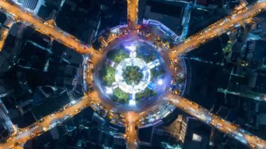 Bangkok, Tayland 4-yol stop sokak kavşak daire kavşak gece şehir trafiğinin Hyperlapse timelapse. 4k Uhd yatay hava görünümü.