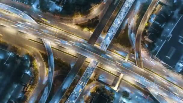 Bovenaanzicht Draaischijf Draai Rechtsaf Kruising Verkeersinformatie Stad Nachts Time Lapse — Stockvideo