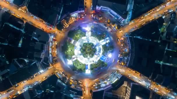 Воздушный Вид Сверху Дорожного Круга Кольцевой Около Нескольких Полос Городе — стоковое видео