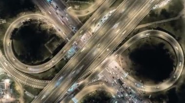 havadan üst atış, Bangkok Expressway, gece otoban kavşak trafik. 4k Uhd Hyper hızlandırılmış zoom arka planda, tayland.