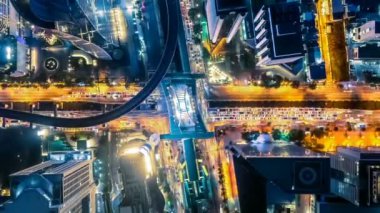 Cityscape Hyperlapse timelapse gece bangkok, yoğun saat ana yol karşısında yoğun trafik.