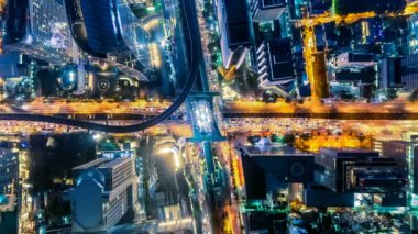Cityscape Hyperlapse timelapse gece bangkok, yoğun saat ana yol karşısında yoğun trafik.