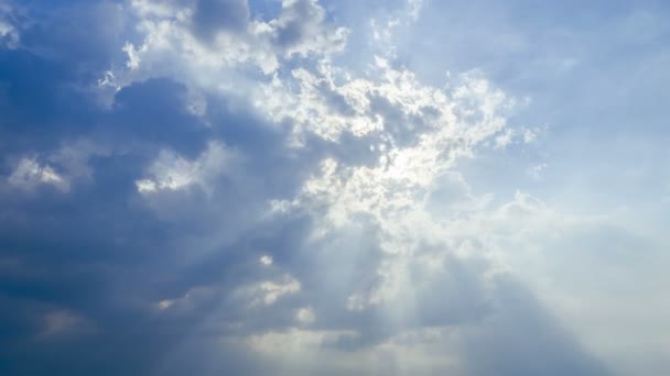 Hermoso Paisaje Nublado Con Grandes Nubes Salida Del Sol Rompiendo — Vídeo de stock