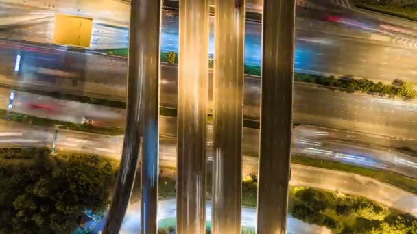 Luchtfoto Top Uitzicht Van Het Verkeer Freeway Interchange Nachts Uhd — Stockvideo