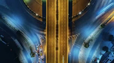 Gece bangkok, tayland 4-yol stop sokak kavşak daire kavşak gece şehir trafiğinin Hyperlapse timelapse. 4k Uhd yatay hava görünümü.